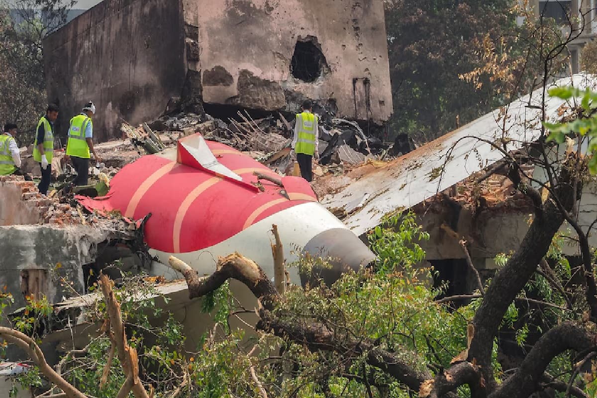 Air India Plane Crash: बीमा कंपनियों ने दावा प्रक्रिया की आसान, पीड़ितों को राहत की उम्मीद