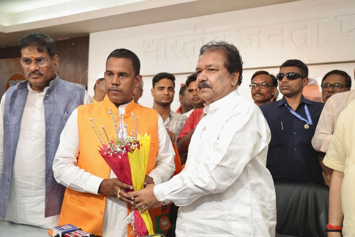 Bihar Chunav 2025: बिहार चुनाव से पहले RJD को बड़ा झटका, 300 समर्थकों के साथ डॉ. अजीत यादव ने थामा बीजेपी का हाथ