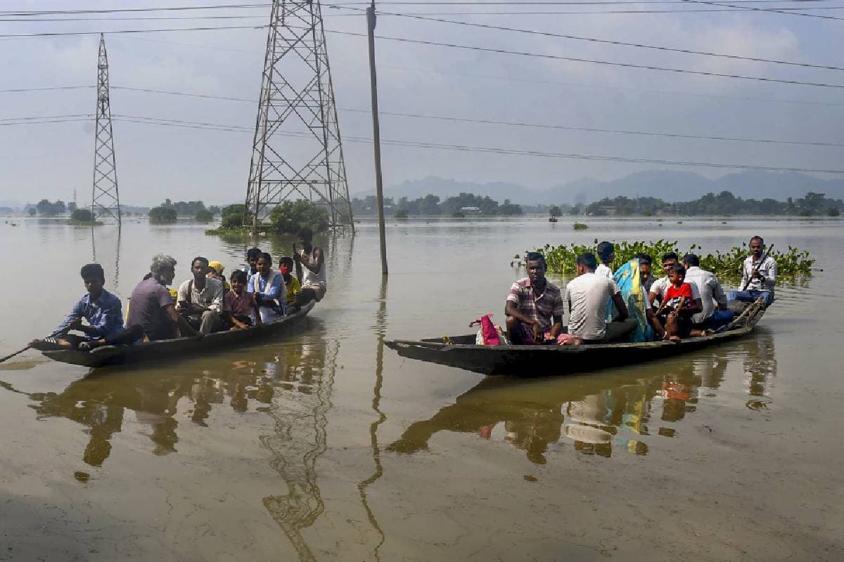 Assam Flood : नाव के सहारे जिंदगी, वीडियो देखकर पसीज जाएगा दिल