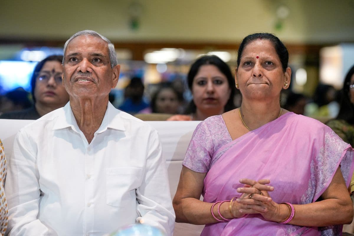 डॉकिंग का लाइव वीडियो देख भावुक हुई शुभांशु शुक्ला की मां, आंखों में आ गए आंसू, Video