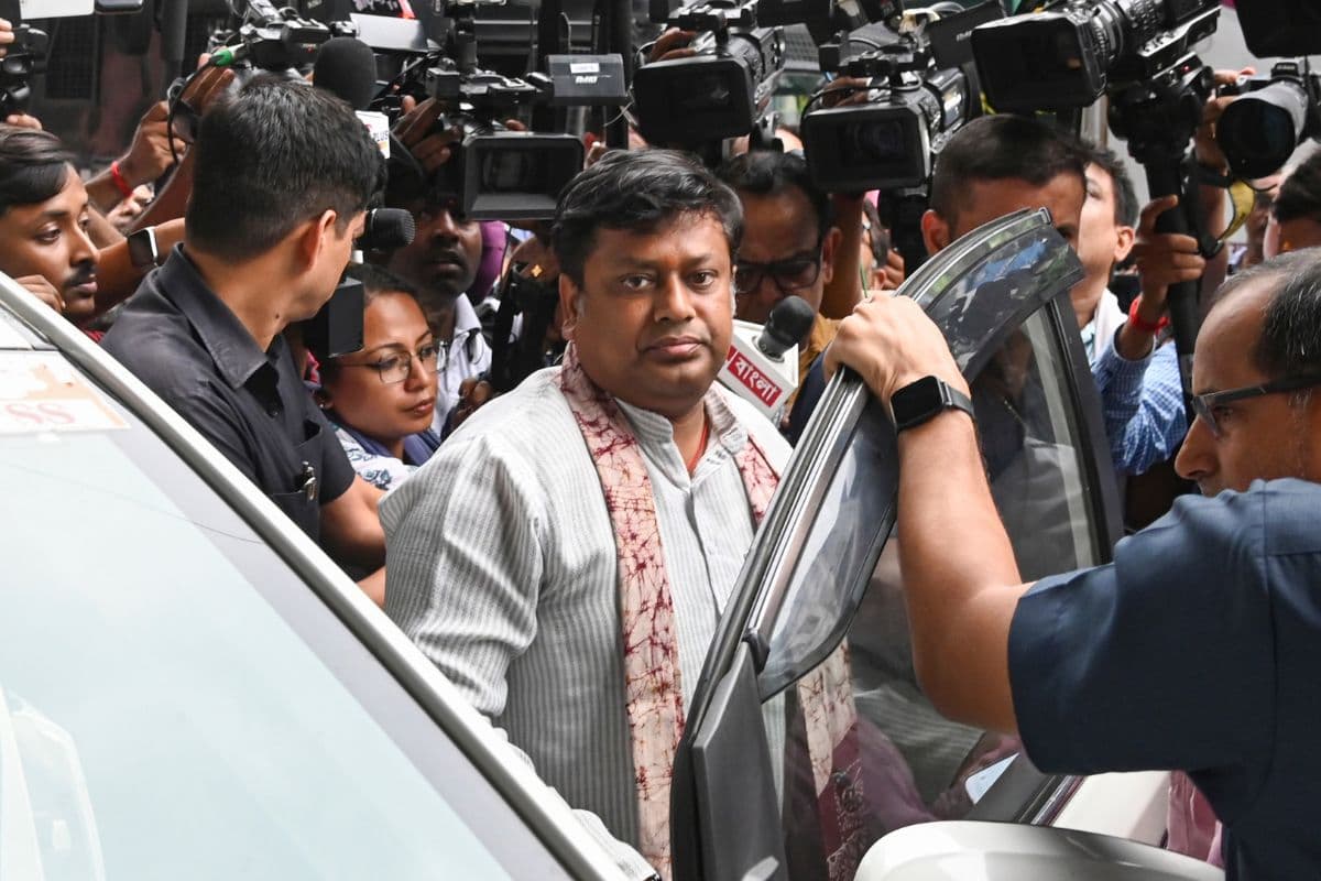 Kolkata Law Student Assault: सामूहिक दुष्कर्म की घटना के खिलाफ BJP का प्रदर्शन, सुकांत मजूमदार को पुलिस ने लिया हिरासत में