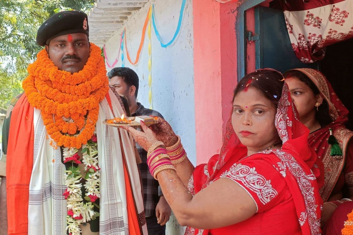 ऑपरेशन सिंदूर में घायल बीएसएफ जवान पहुंचा परिवार के पास, गोमो स्टेशन पर हुआ भव्य स्वागत
