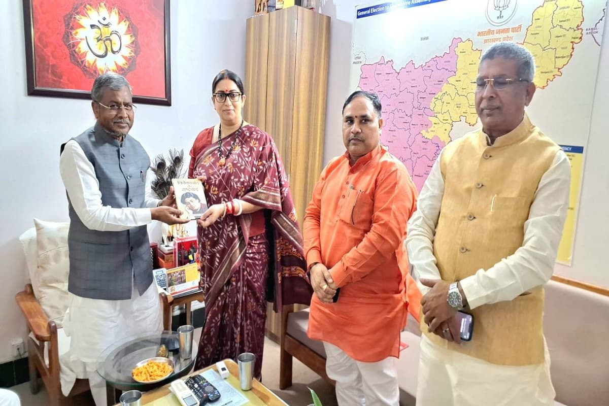 Babulal Marandi welcomed Smriti Irani Babulal Marandi welcomed Smriti Irani