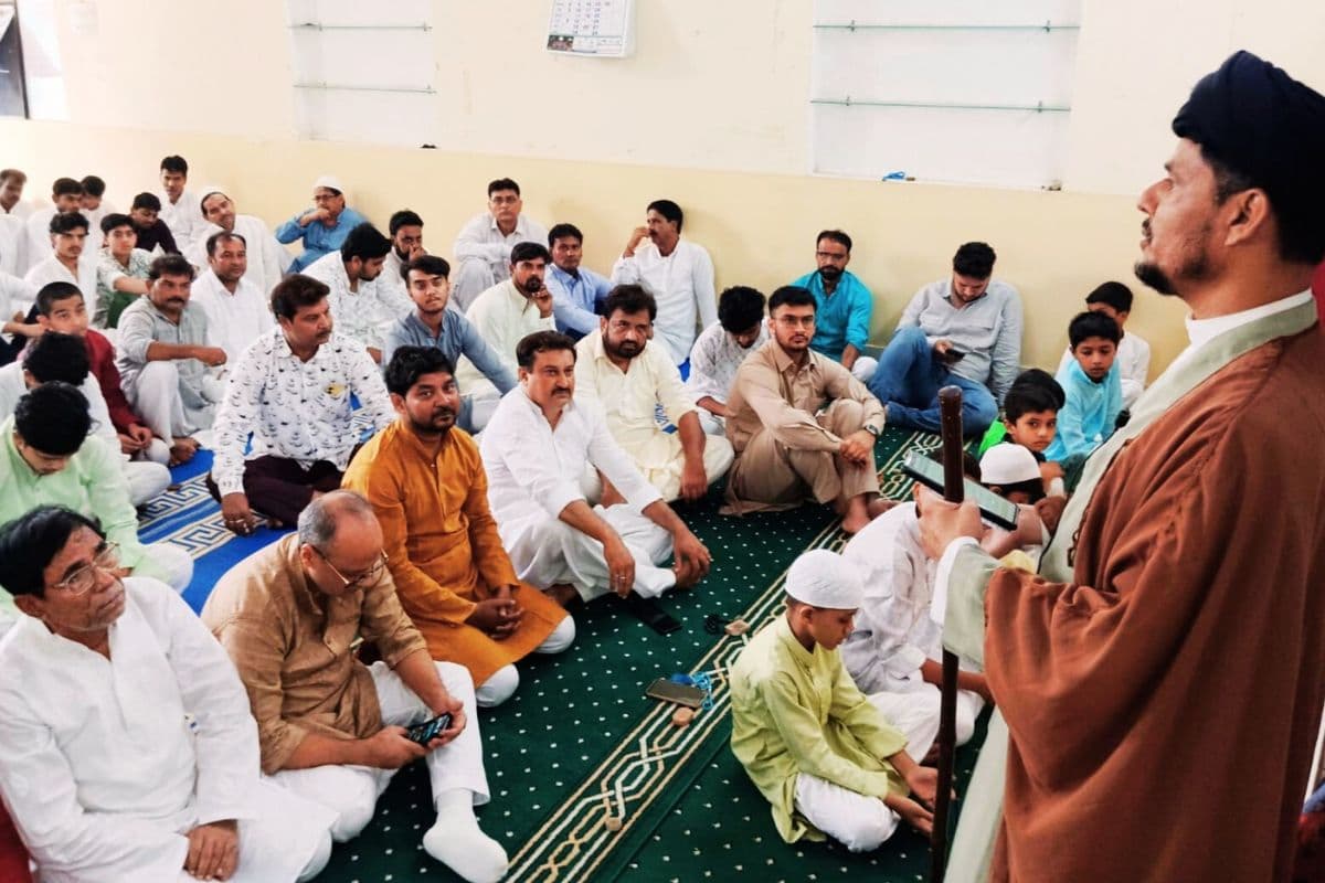 अमन-चैन की दुआओं से गूंजे धनबाद के ईदगाह, एक-दूसरे से गले मिले और दी मुबारकबाद