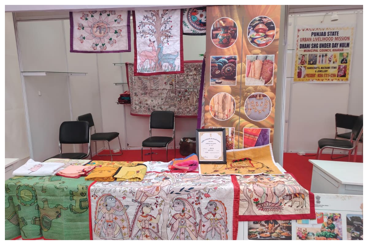 Success Story: ब्रस की जगह सुई-धागे से मधुबनी पेंटिंग को जीवंत कर रहीं कतरास की महिलाएं