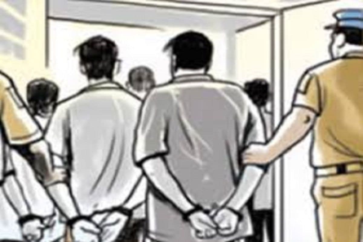दारू पीकर थाने पहुंचे मुखिया पति और शिक्षक, तस्कर को छुड़ाने आए थे… खुद पहुंच गए हवालात