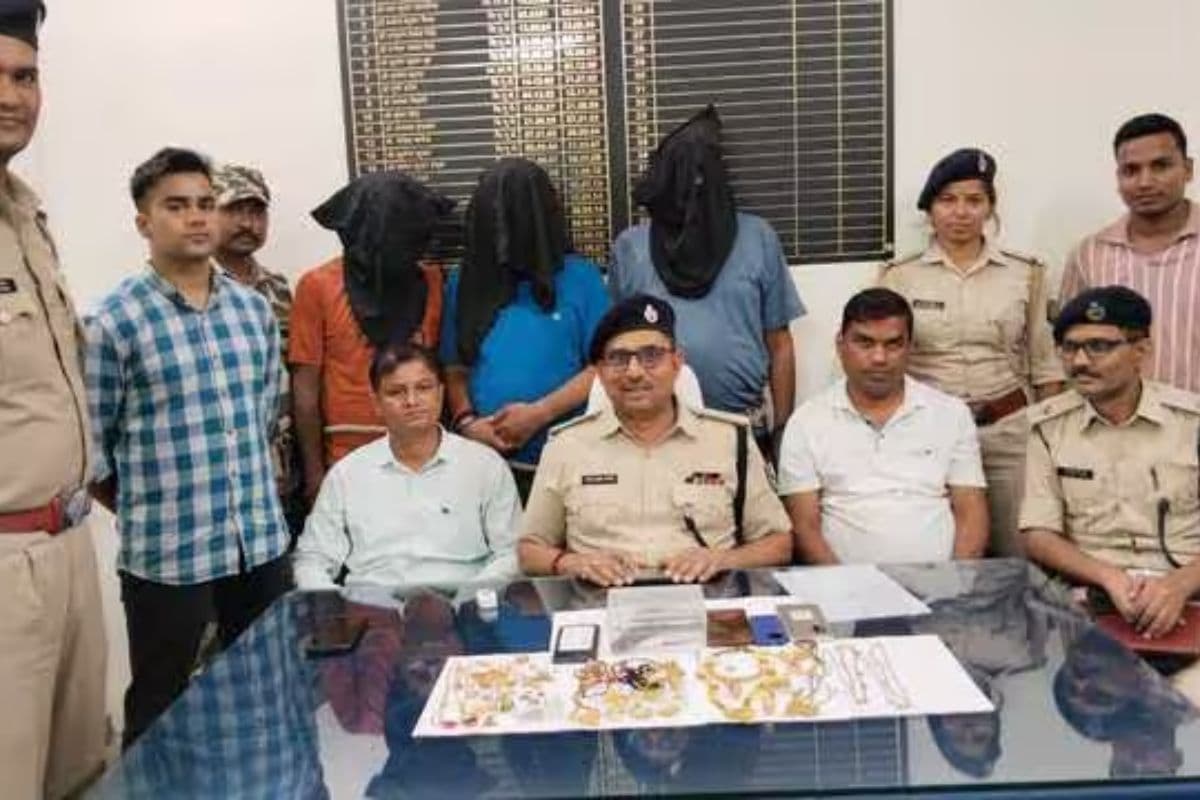 जिसे लिया कर्ज उसी को लूटा, 10 करोड़ की लूट में शामिल मां-बेटी समेत 5 गिरफ्तार