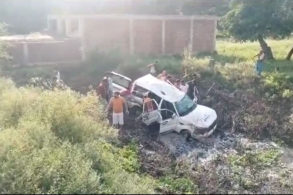 भागलपुर में तेज रफ्तार स्कोर्पियो गड्ढे में पलटी, मदद की बजाय छिनतई करने पहुंचा लुटेरा गिरोह