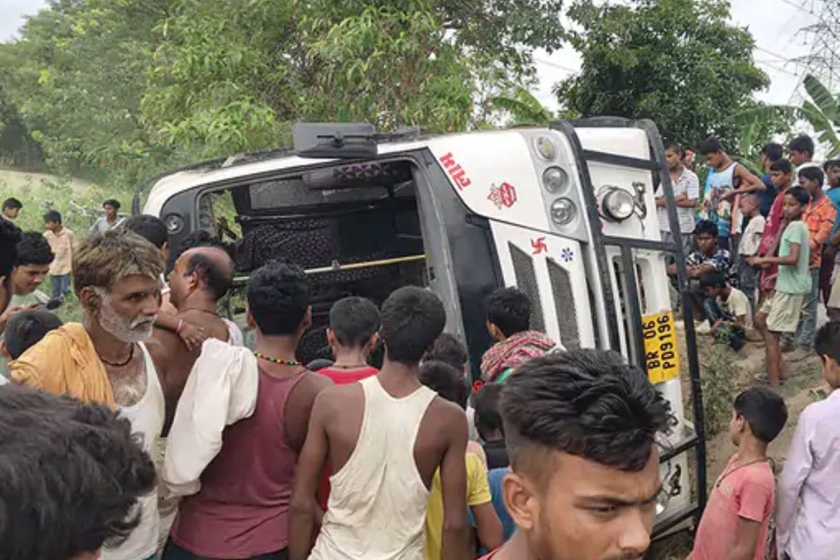 मोतिहारी में यात्री बस पलटने से 15 लोग घायल, ग्रामीणों की सूझबूझ से बची कई जिंदगियां