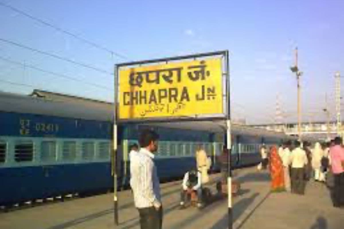 Bihar News: जनसेवा एक्सप्रेस में लूटपाट की कोशिश! बदमाशों ने डंडे से किया हमला, जान बचाने ट्रेन से कूदा यात्री