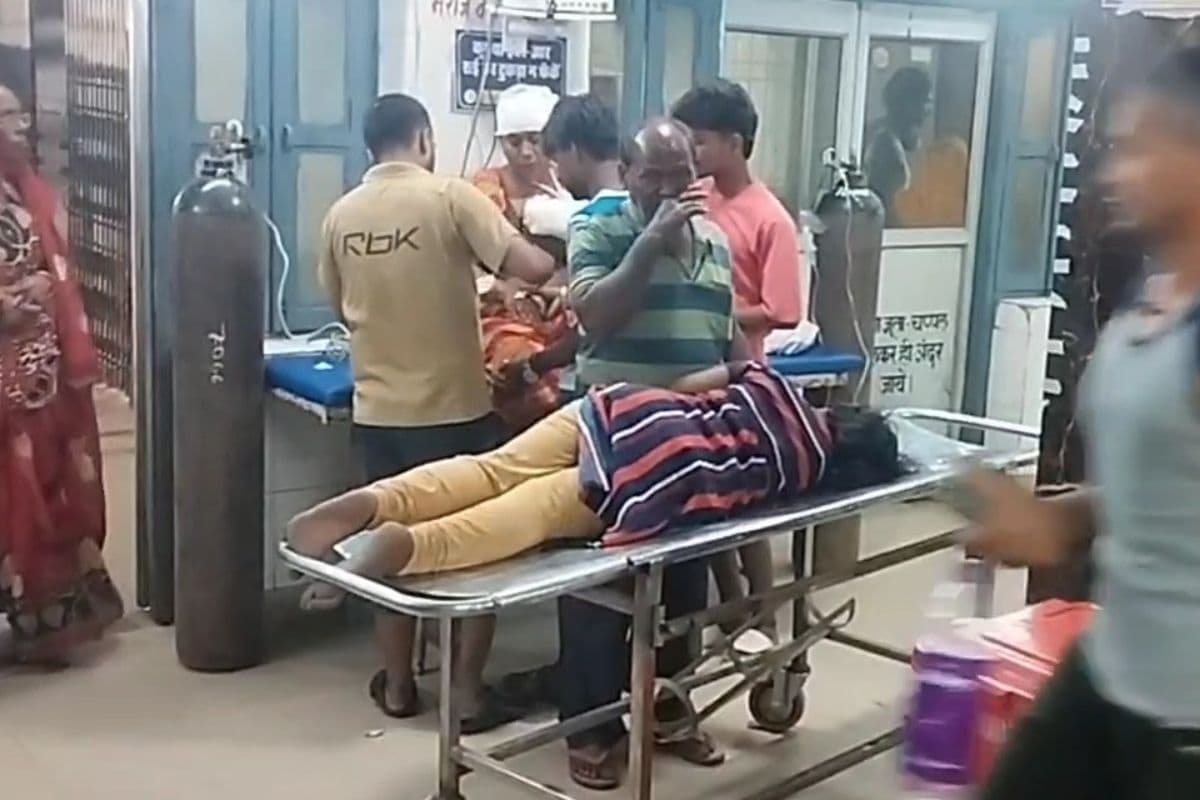 सारण में तेज रफ्तार पिकअप पलटी, तीन महिलाओं समेत पांच की मौत, 20 घायल