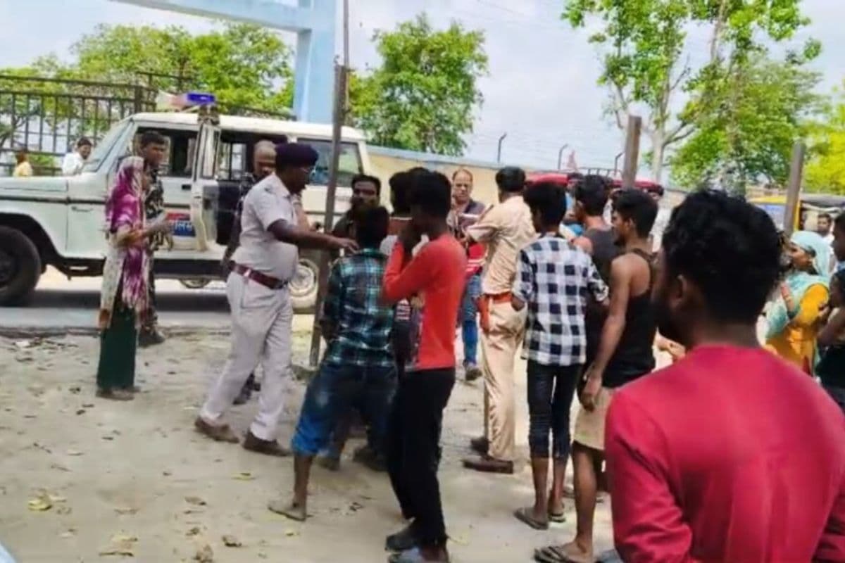 बिहार में थानेदार-दारोगा को दांत काटा और फाड़ी वर्दी, पुलिस गाड़ी पर पेट्रोल छिड़क कर आग लगाने की कोशिश