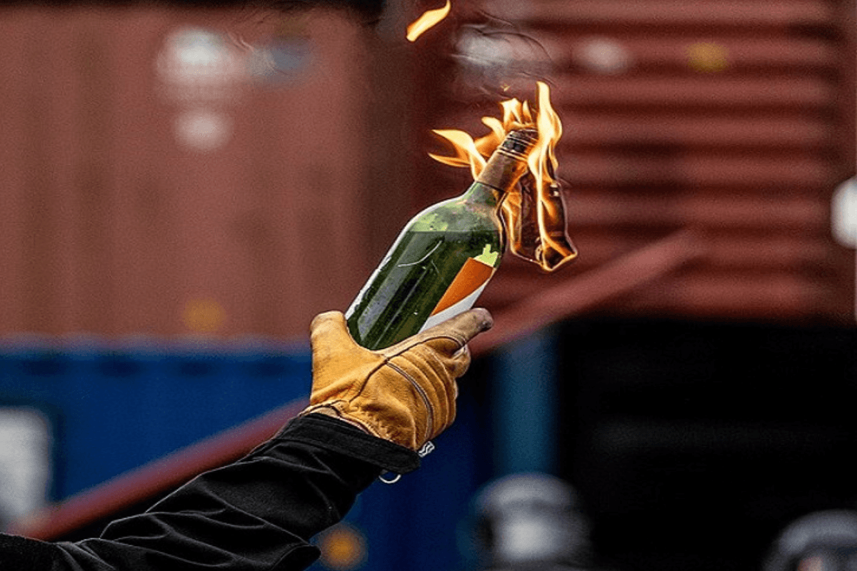 Bihar Crime: छपरा के व्यापारी पर पेट्रोल बम से हमला, जमीनी विवाद में हमले का आरोप