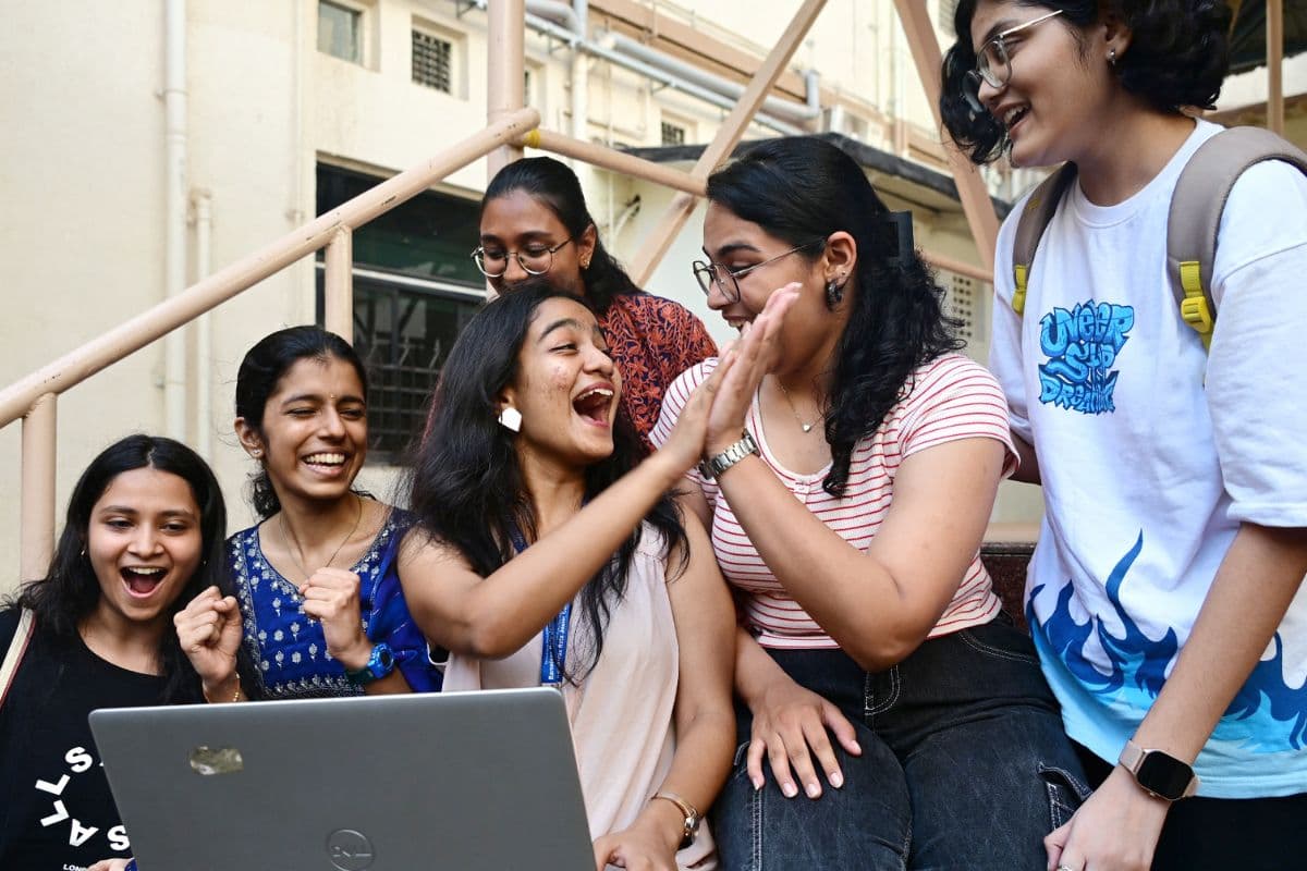 Board Exam Toppers Prize: उत्तराखंड बोर्ड एग्जाम टॉपर को गजब का इनाम, बनेंगे एक दिन के DM और SP