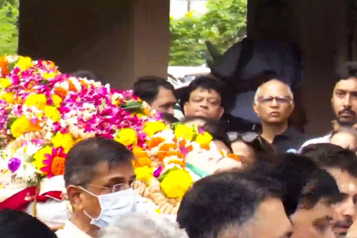Shefali Jariwala Last Rites: अभिनेत्री शेफाली जरीवाला को दी गई भावुक विदाई, फूट-फूटकर रोने लगे पति पराग