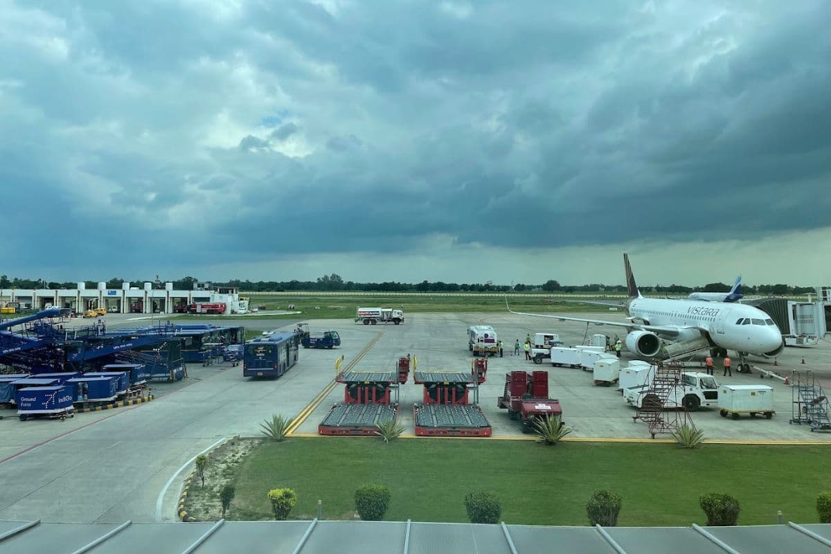 पश्चिम एशिया में तनाव का असर उड़ानों पर, लखनऊ एयरपोर्ट ने यात्रियों को किया सतर्क