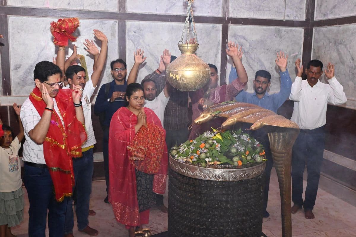 Chatra News : मां भद्रकाली मंदिर पहुंची उपायुक्त कीर्तिश्री, लिया माता का आशीर्वाद