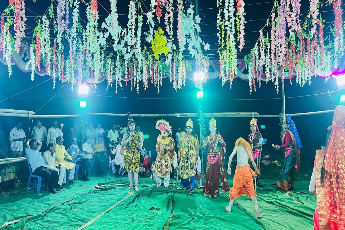 खरसावां में मासांत पर्व की धूम, छऊ नृत्य का किया गया आयोजन, जानिये क्या है खास