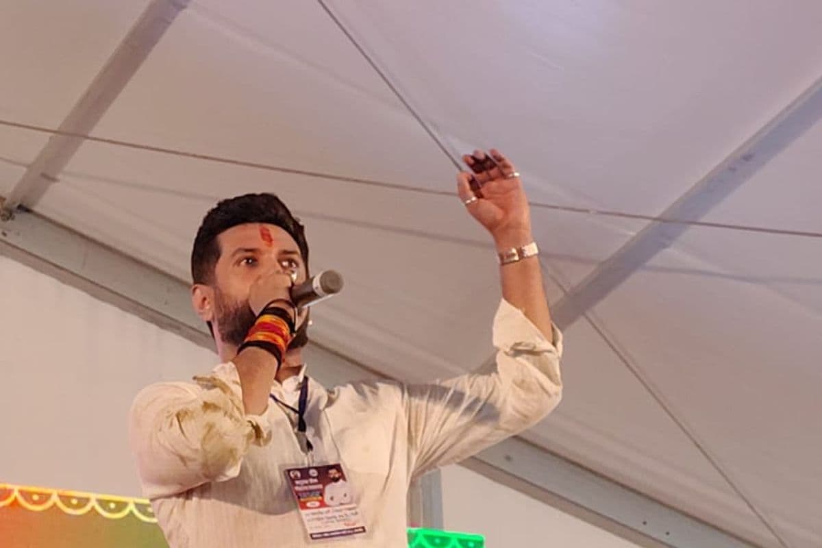 Chirag Paswan: चिराग को देखने उमड़ी भीड़ बेकाबू, गाड़ी पर चढ़ गए कार्यकर्ता, टूटा सुरक्षा घेरा