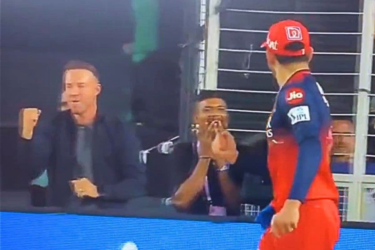 खिलाड़ी न होकर भी मैच खेल रहे थे डिविलियर्स, स्टोइनिस के विकेट पर विराट के साथ ऐसे मनाया जश्न, वीडियो