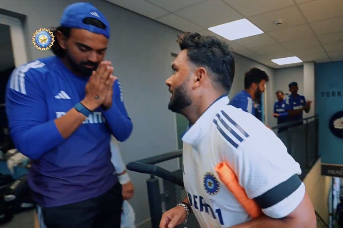 IND vs ENG 1st Test KL Rahul greeted Rishabh Pant with Folded Hands to dressing room.
