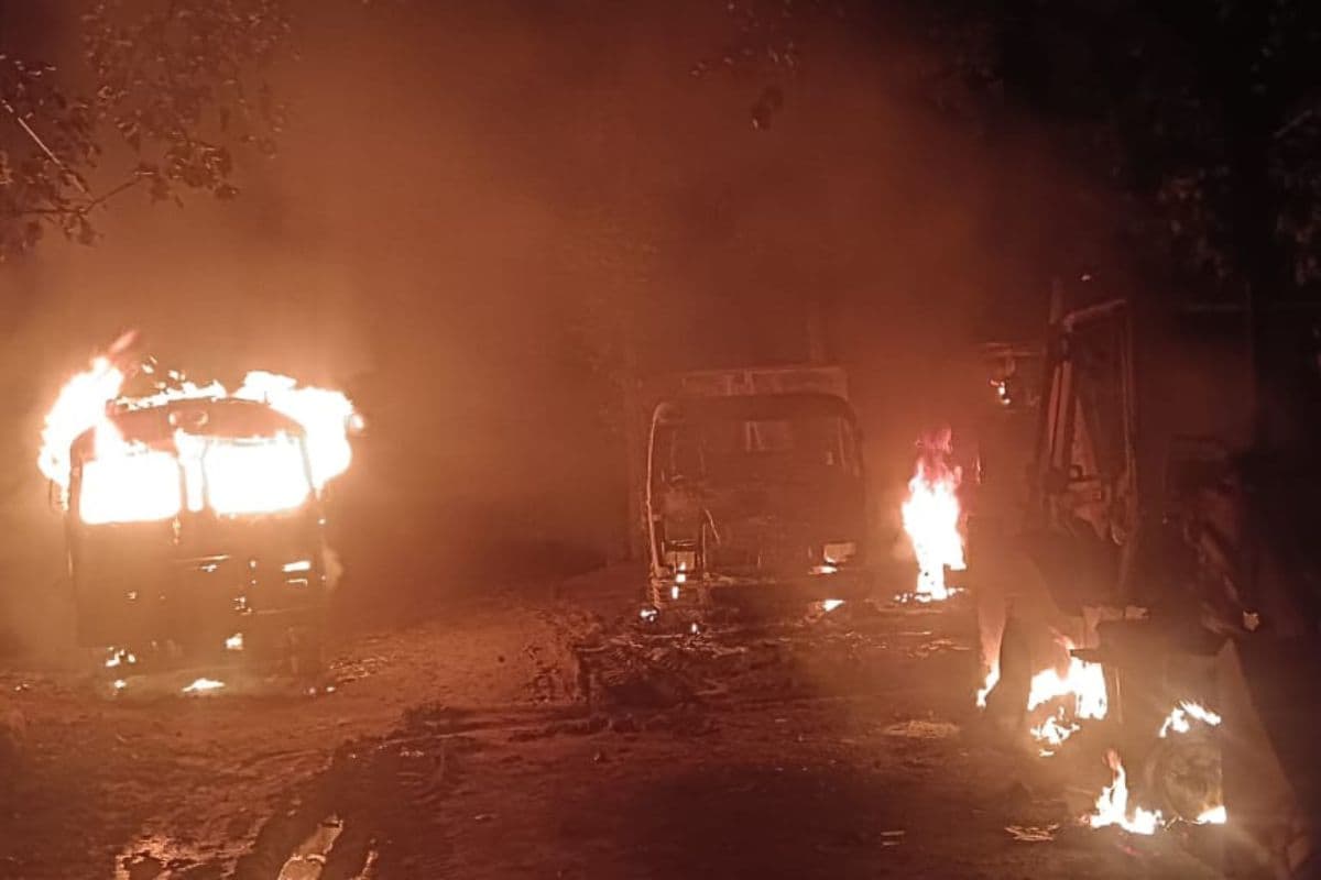 झारखंड के हजारीबाग में अपराधियों का तांडव, JCB और हाइवा समेत कई गाड़ियों को किया आग के हवाले