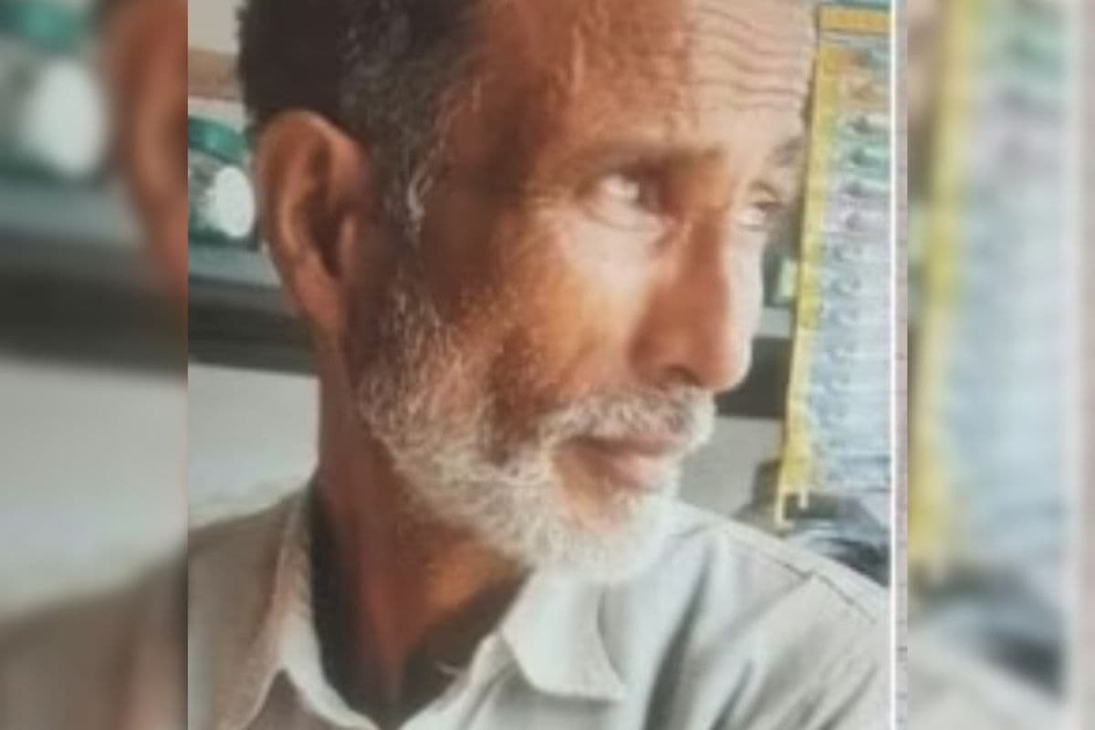 बकरीद के दिन नमाज के बाद बुजुर्ग ने दी अपनी कुर्बानी, गले को चाकू से काटा