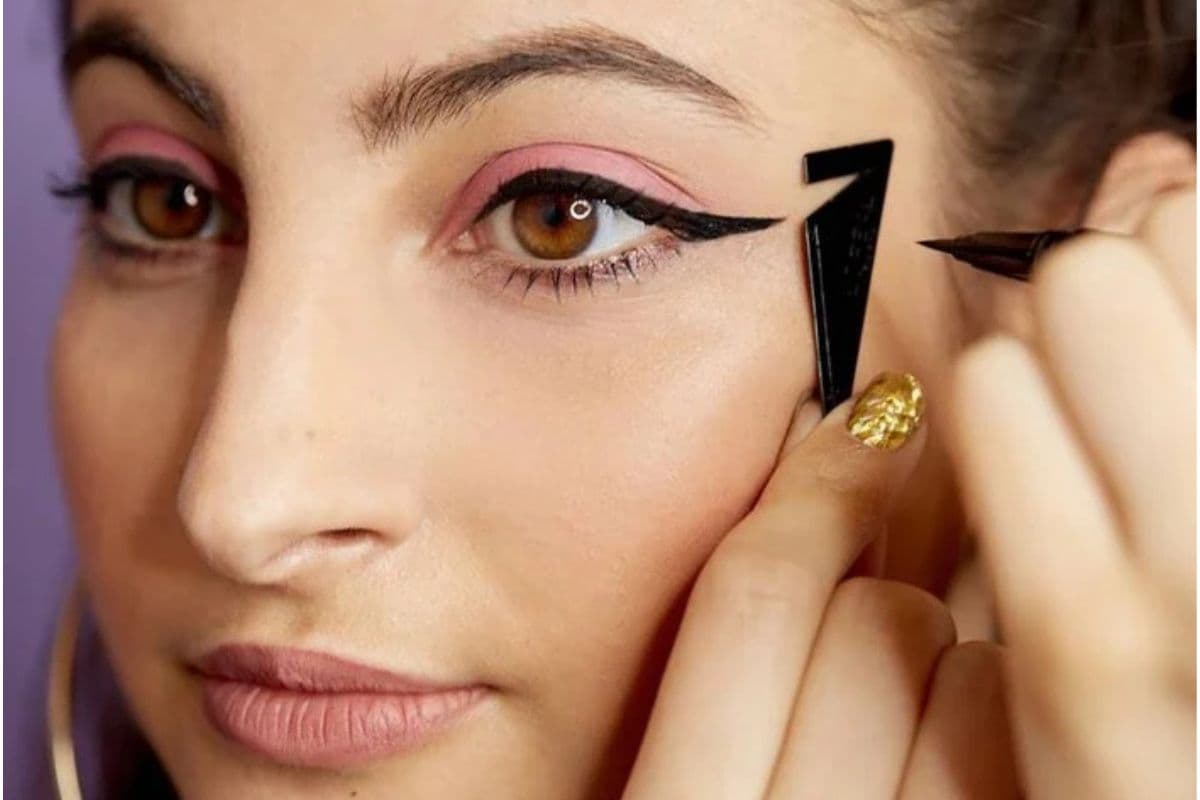 Eyliner Hacks: मिनटों में शार्प आईलाइनर लुक पाने के लिए ट्राय करें ये ट्रेंडिंग हैक्स