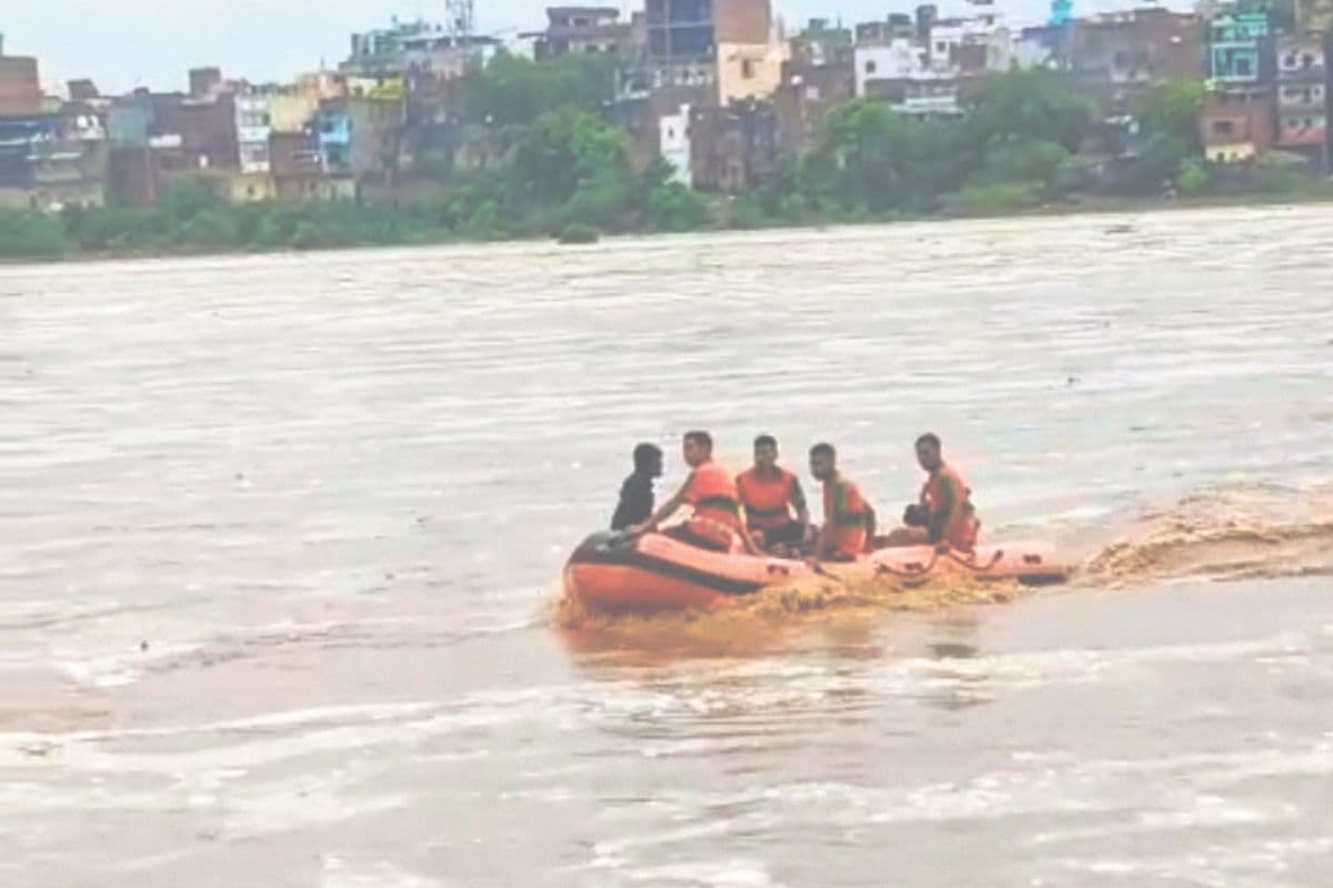 Bihar Flood News: फल्गु नदी में देर रात एक बजे आया तेज बहाव, बंजारा परिवार के बाप-बेटे लापता