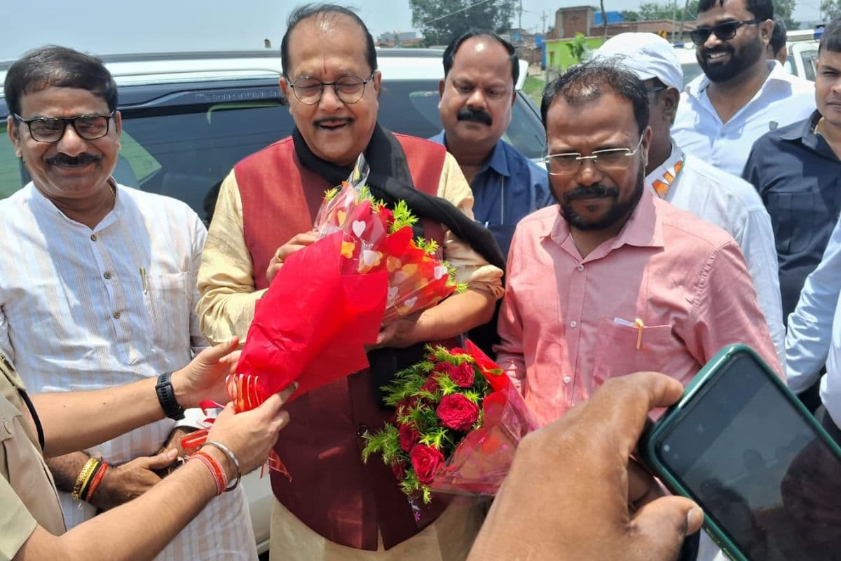 झुमरा पहाड़ पहुंचे वित्त मंत्री राधाकृष्ण किशोर, स्कूल में बने बच्चों के टीचर, देखिए तस्वीरें