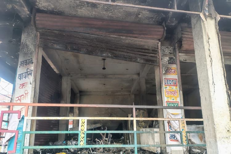 Palamu News: आग में जलकर खाक हुई इलेक्ट्रॉनिक्स दुकान, डेढ़ लाख कैश समेत 30 लाख की संपत्ति का नुकसान