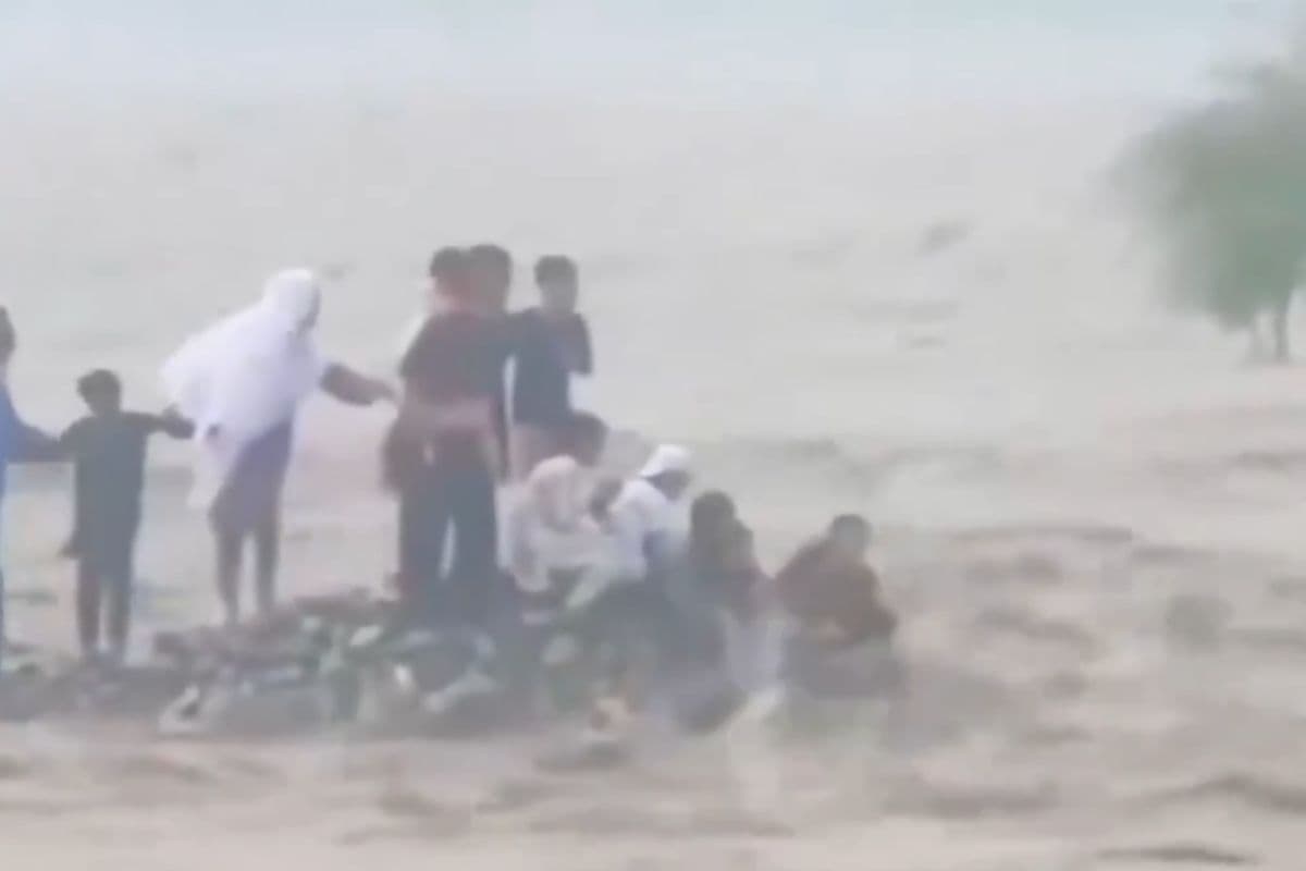 नदी में 18 लोग फंसे, वीडियो देख लोग हुए हैरान