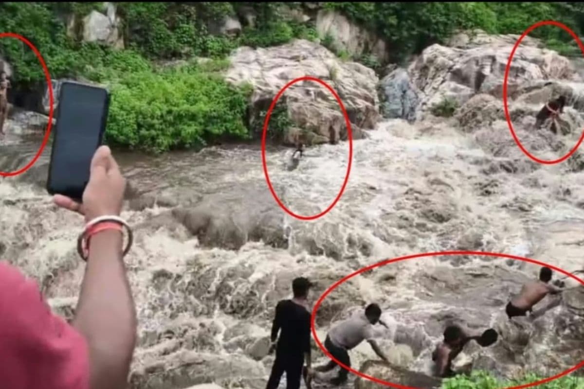 Video: गया के वाटरफॉल में तबाही का मंजर, अचानक तेज पानी में जब फंसी लड़कियां