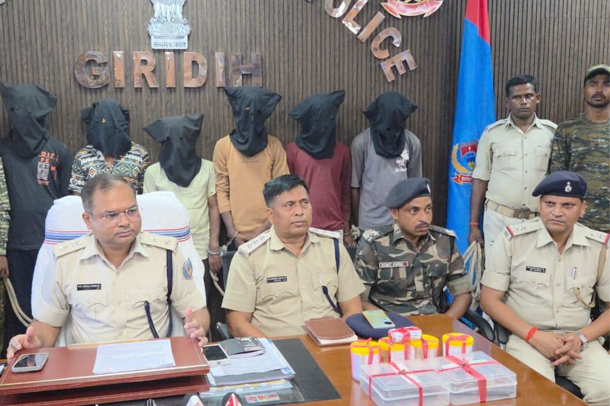गिरिडीह पुलिस को मिली बड़ी सफलता, जेवर कारोबारी से लूटपाट करनेवाले गिरोह के 6 अपराधी हथियार के साथ अरेस्ट
