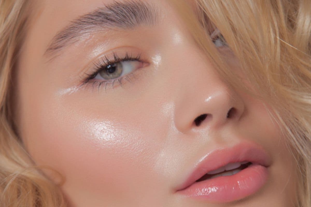Glass Skin Look: इस आसान रूटीन से पाएं ग्लोइंग ग्लास स्किन लुक,बिना भारी मेकअप के Glass Skin Look: इस आसान रूटीन से पाएं ग्लोइंग ग्लास स्किन लुक,बिना भारी मेकअप के