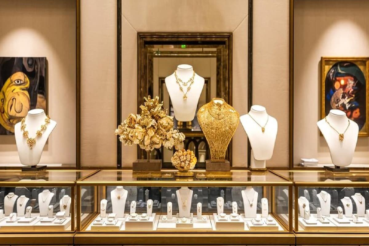 Gold Price: सर्राफा बाजार में सस्ता हो गया सोना, गिरकर 99,800 रुपये प्रति 10 ग्राम पर आया