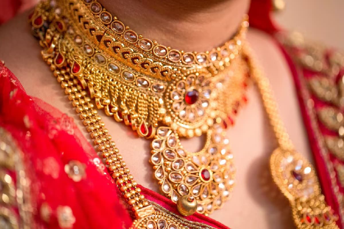 Gold Price: रुपये की गिरावट से सोना हुआ हल्का मजबूत, चांदी में थोड़ा सुधार