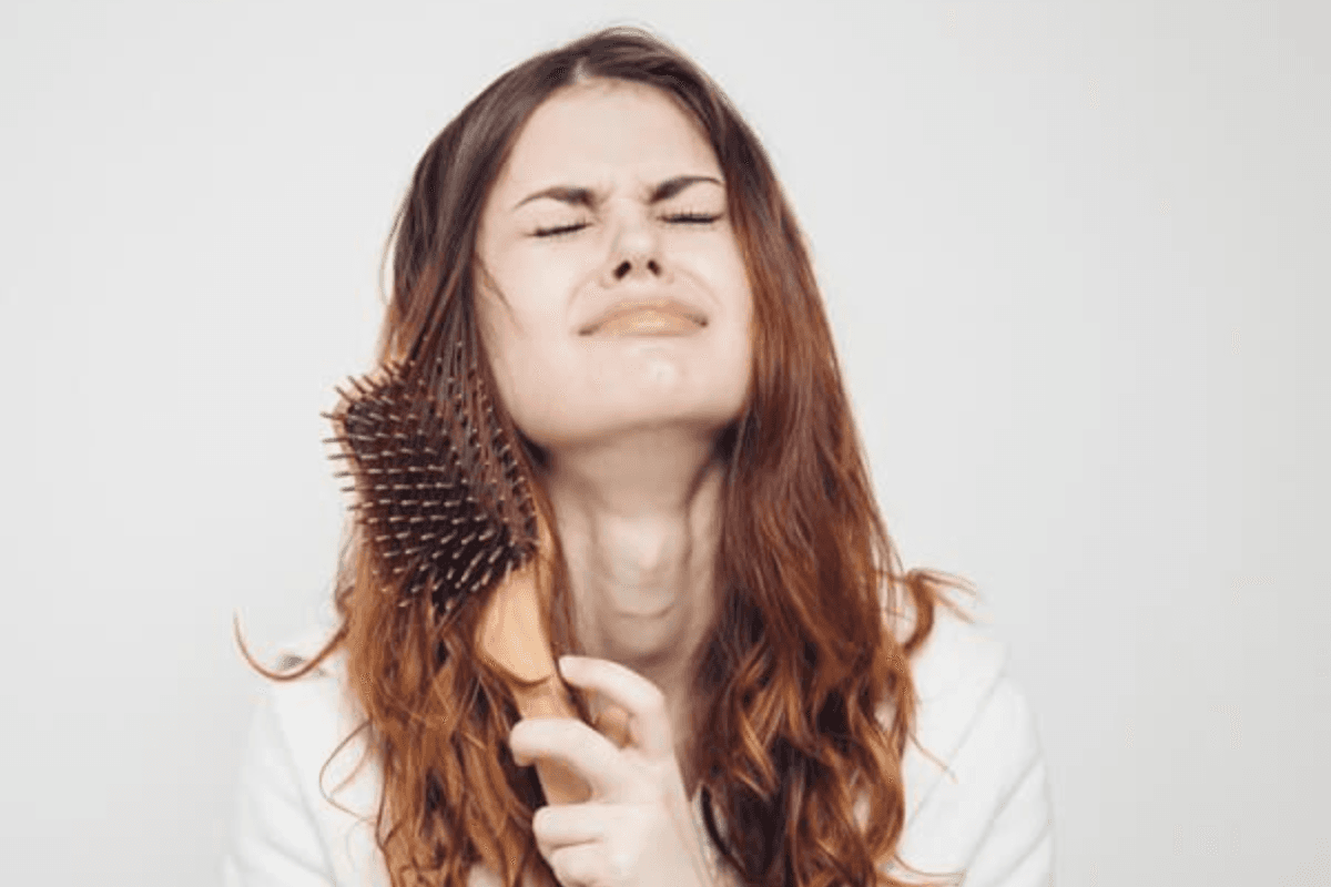 Hair Growth Tips in Hindi: बालों की ग्रोथ रोक रही हैं ये 8 गलतियां अभी छोड़ें ये आदतें