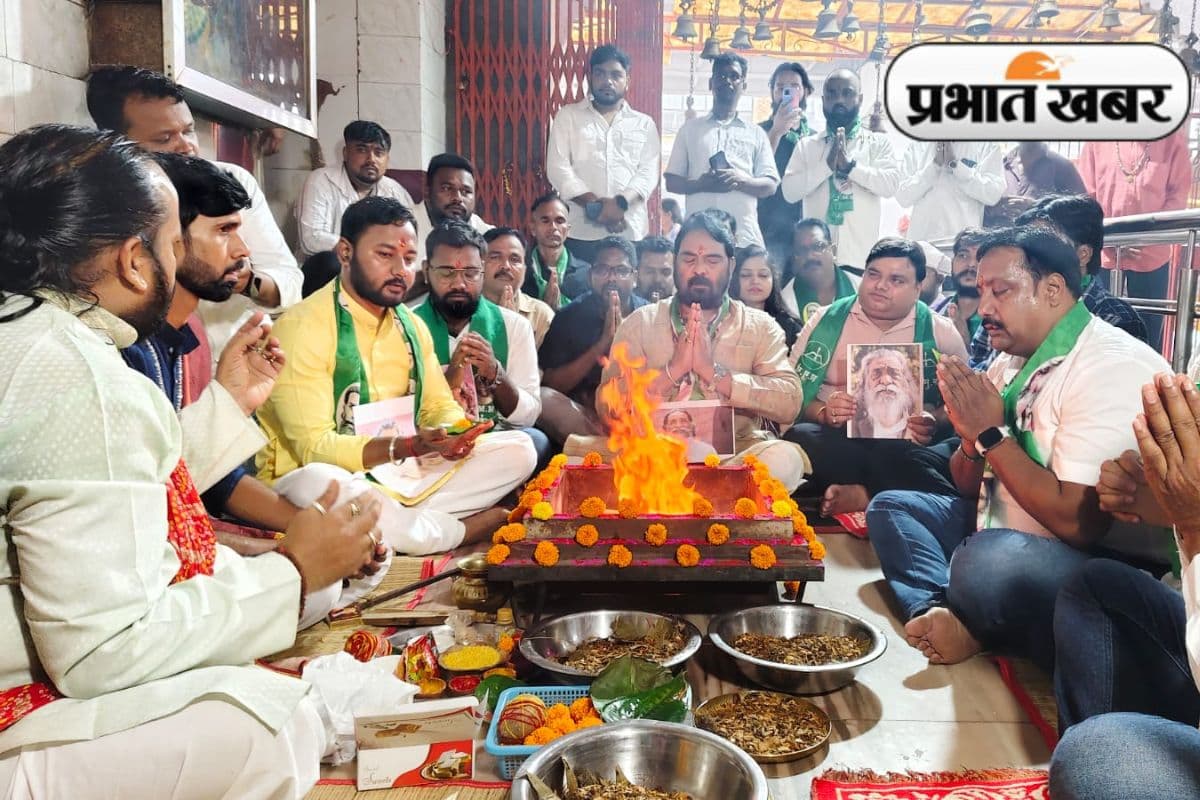 शिबू सोरेन के स्वास्थ्य लाभ के लिए रातू रोड दुर्गा मंदिर में झामुमो की ओर से हवन-पूजन