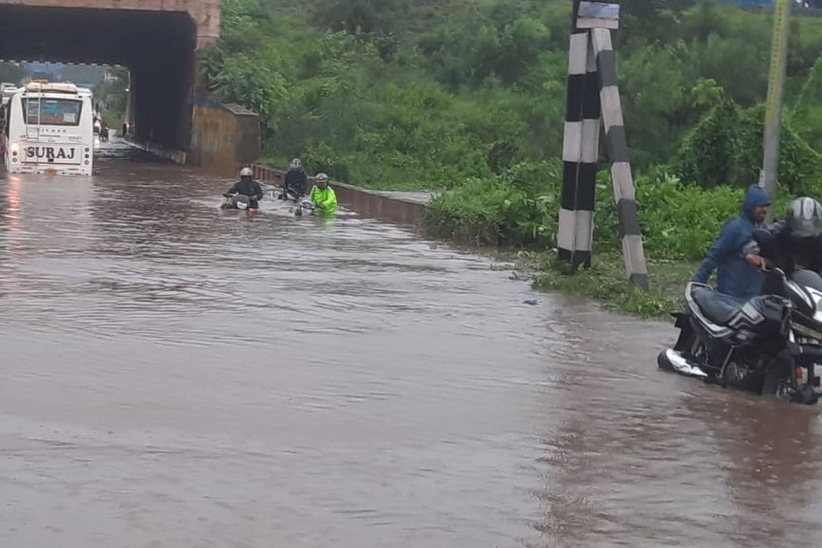 खरकाई और संजय नदी का जलस्तर बढ़ा, भारी बारिश से सड़कों पर जलजमाव, आवागमन ठप