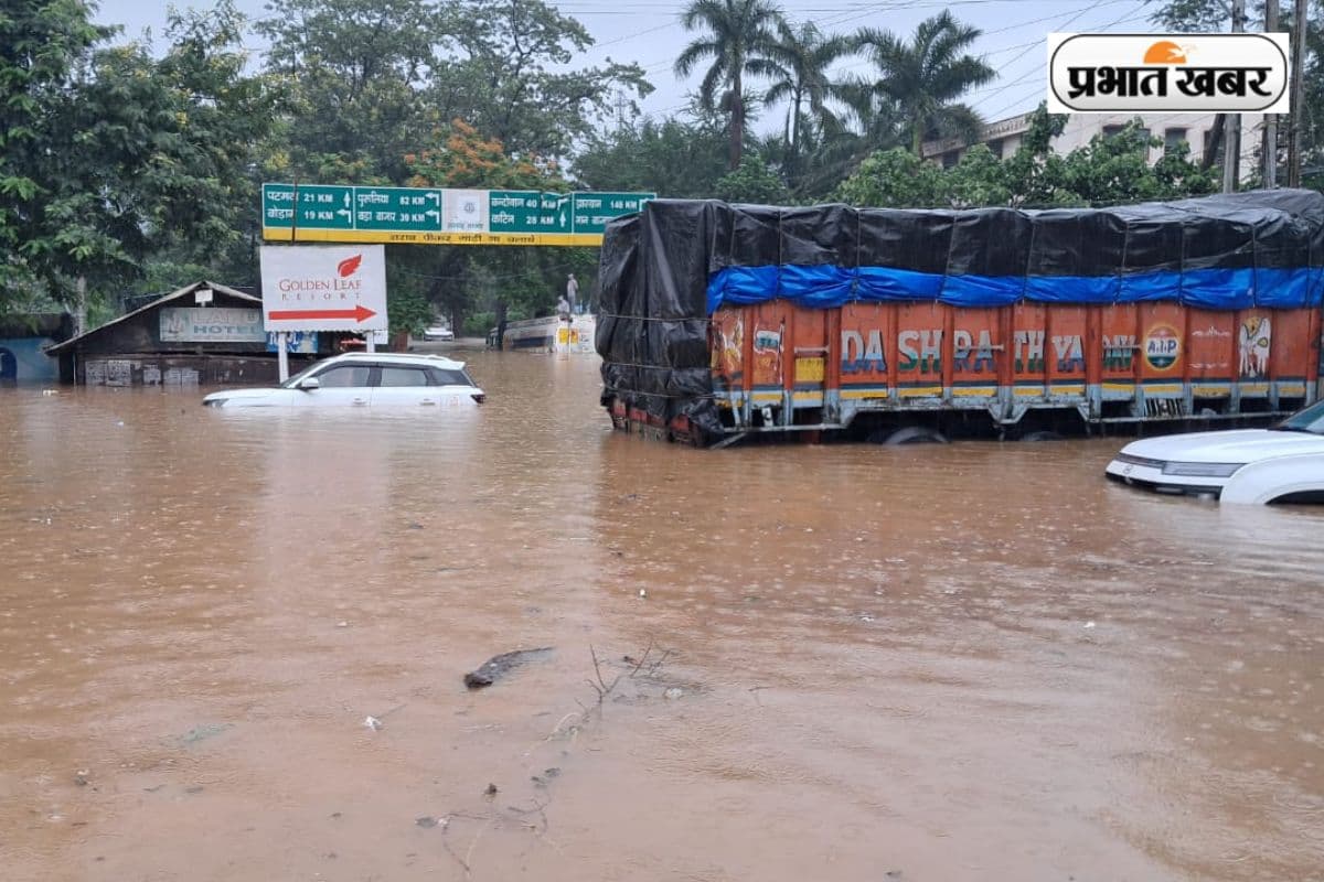 Heavy Rain : टाटा-रांची मुख्य मार्ग पर बाढ़ जैसे हालात; चांडिल डैम का जलस्तर बढ़ा, खोले गये फाटक, देखिये PHOTOS