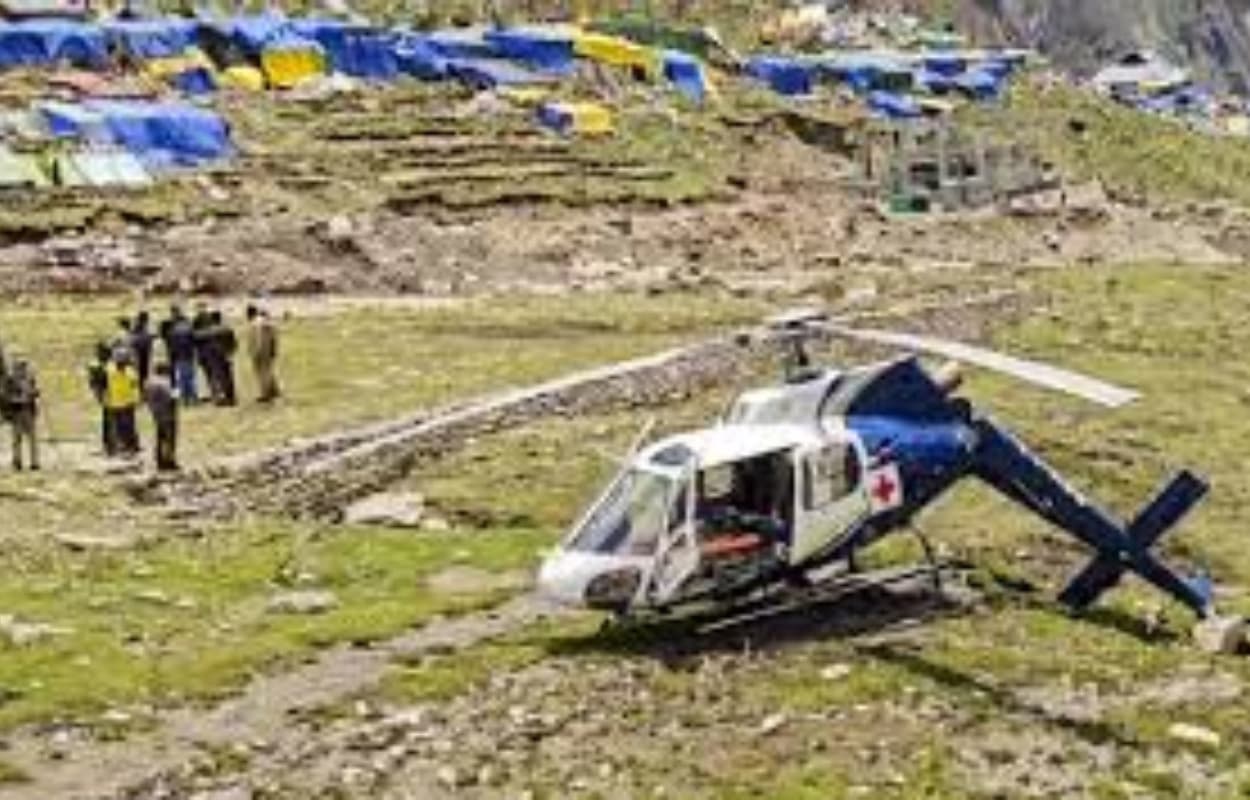 Helicopter Emergency Landing: केदारनाथ जा रहा हेलीकॉप्टर हाईवे पर उतरा, इमरजेंसी लैंडिंग में टला बड़ा हादसा