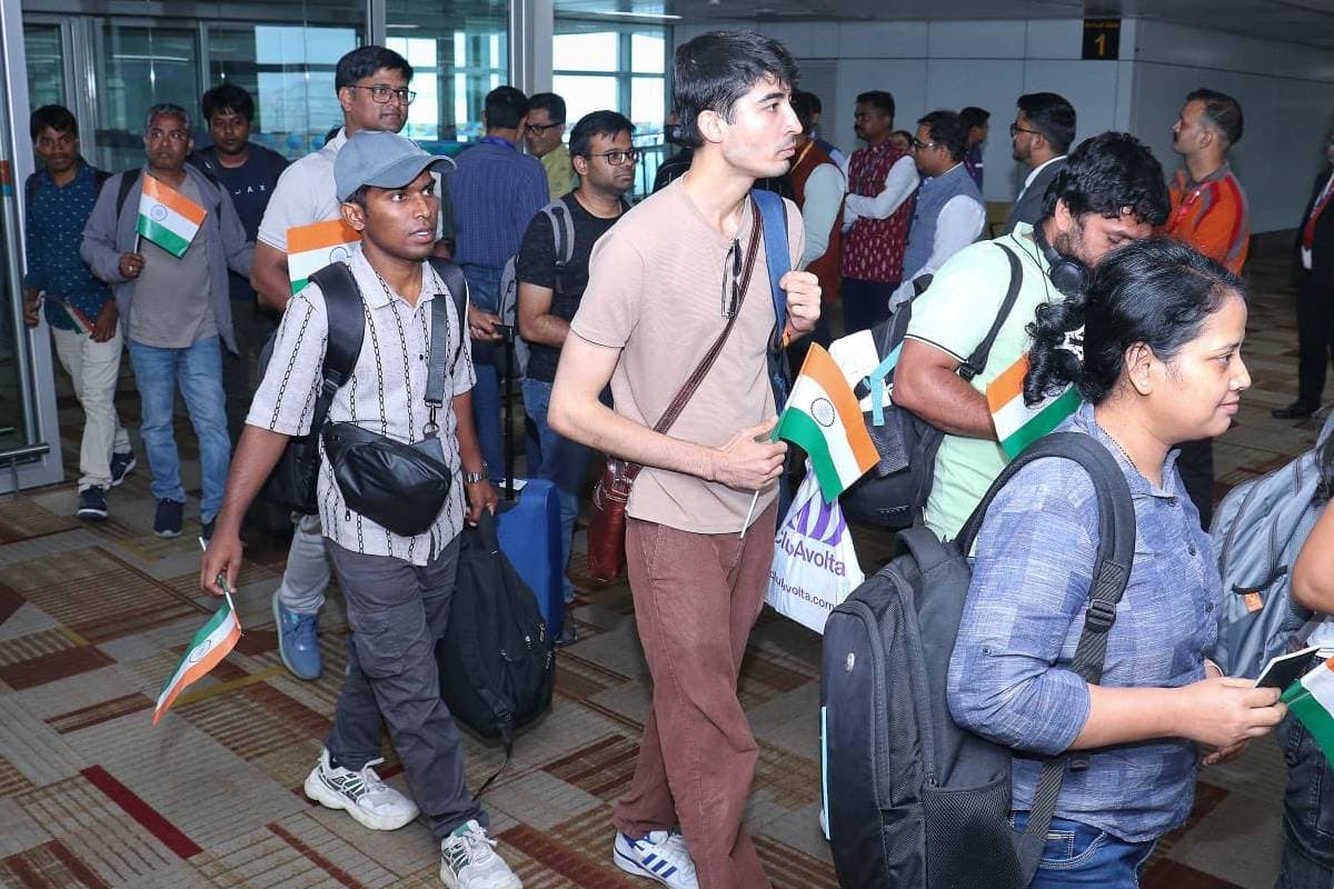 Indian Back From Israel : हाथ में तिरंगा लिये इजराइल से भारत लौटे लोग, देखें वीडियो
