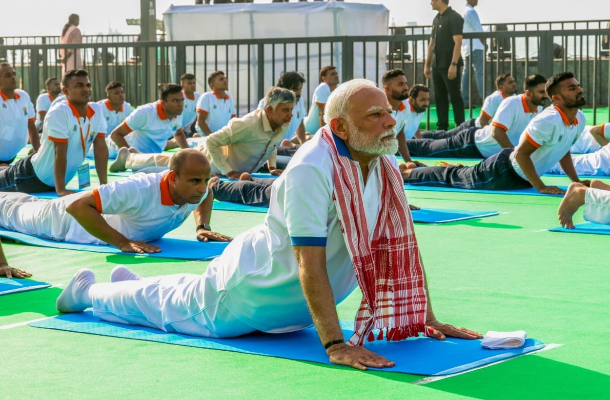 भारत से लेकर विदेश तक… पीएम मोदी सहित इन दिग्गजों ने किया योग, लाखों लोग हुए शामिल