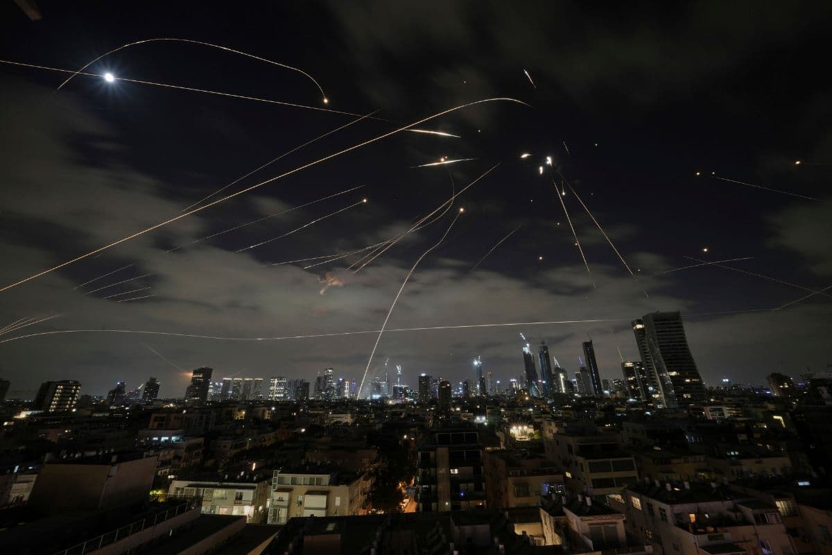 इजराइल के हमले से अंधेरे में डूबा ईरान, कई इलाकों में पावर कट, रिवोल्यूशनरी गार्ड और सैन्य मुख्यालय भी तबाह!  