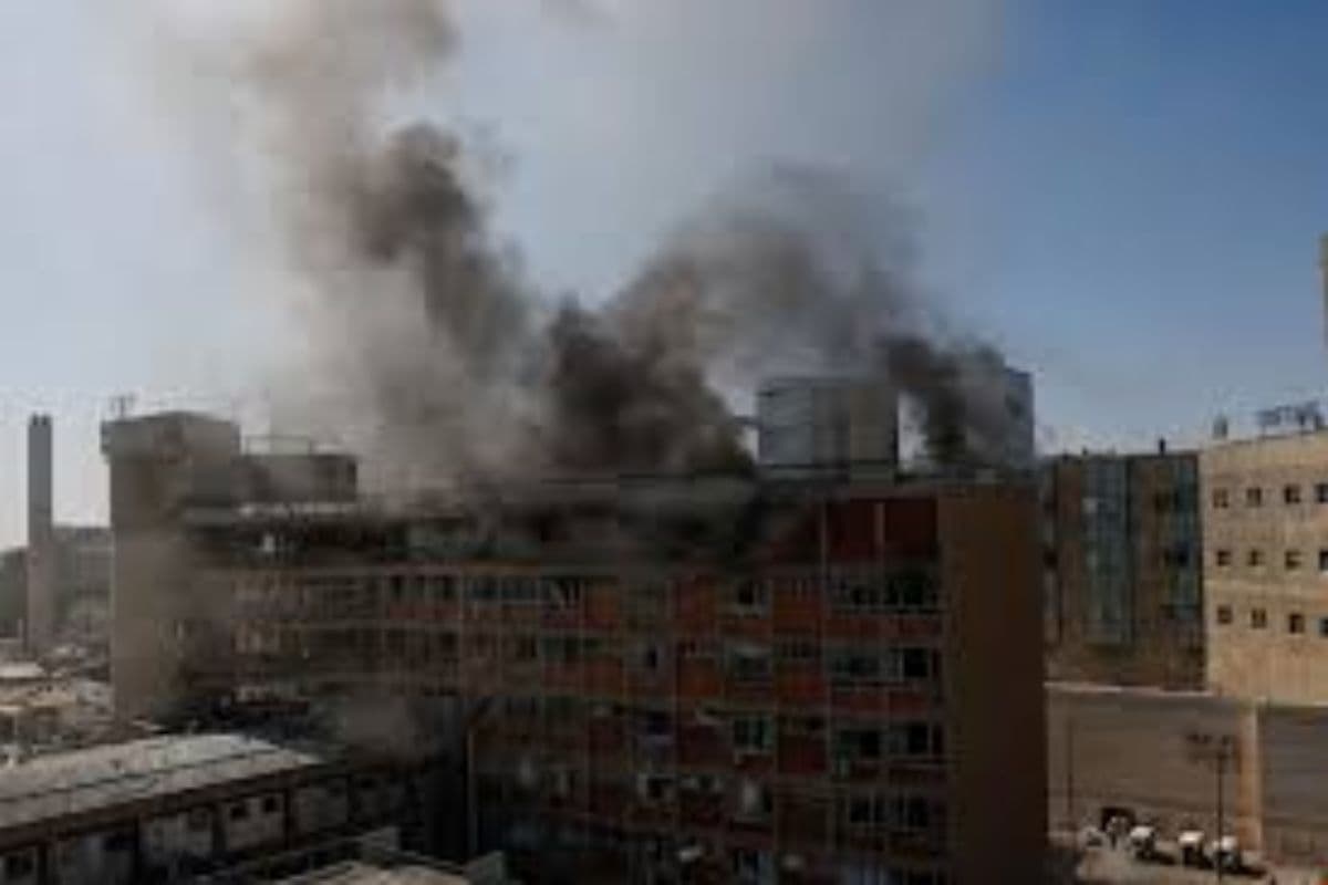 Iran Missile Hits Israel Hospital: इजरायल में ईरान ने किया मिसाइल हमला, 1000 बिस्तरों वाला प्रमुख अस्पताल बना निशाना, हालात बिगड़े