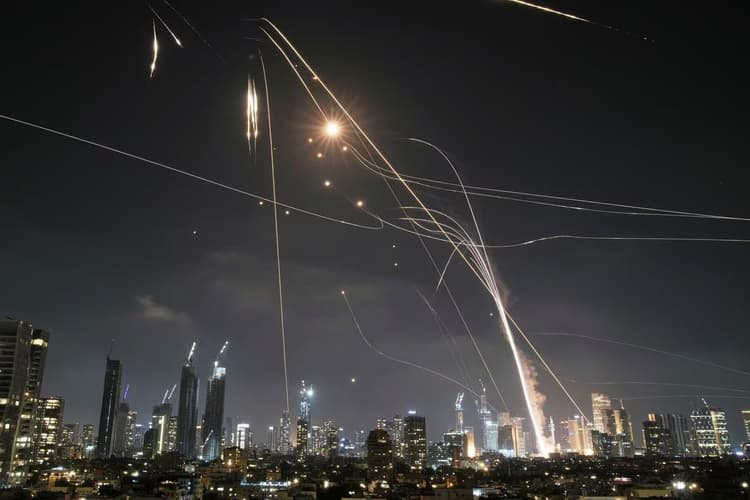 क्या अमेरिकी दबाव में झुका ईरान? इमेज बचाने को दागीं मिसाइले, हमले का कोई असर नहीं पड़ा