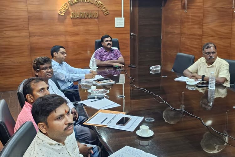 चुनाव में वोट करना होगा अब और आसान, नहीं जाना पड़ेगा दूर, बूथों पर नहीं दिखेगी भीड़, झारखंड में क्या है तैयारी?