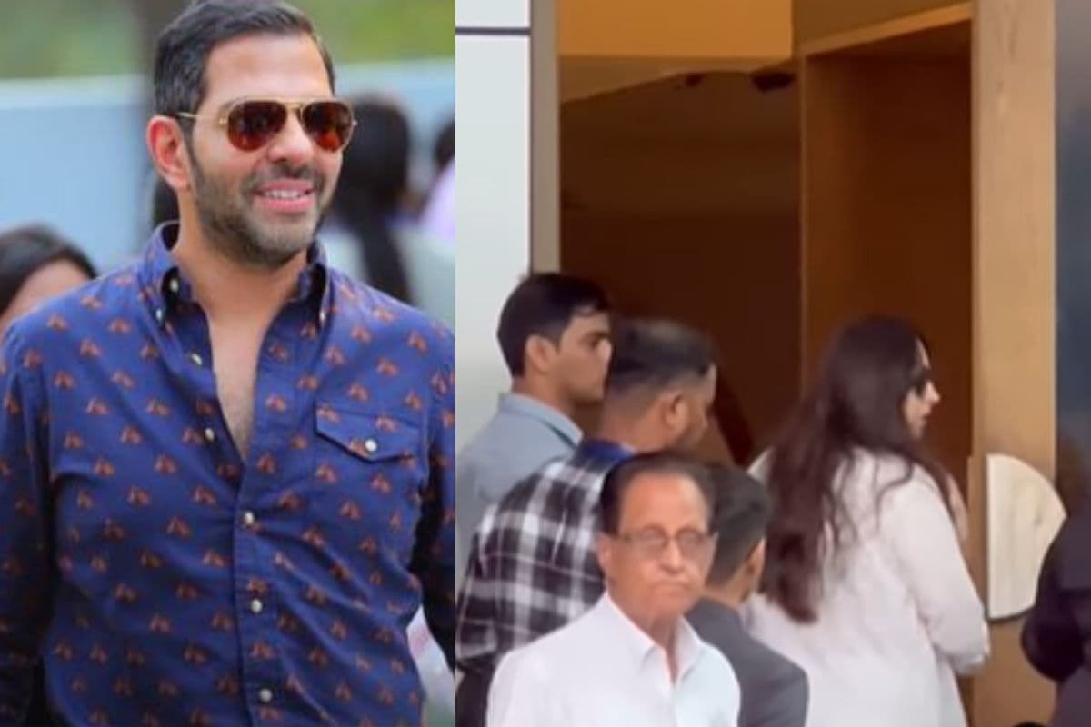 Karisma Kapoor In Sunjay Kapur Funeral: एक्स पति के अंतिम संस्कार में शामिल होंगी करिश्मा, व्हाइट सूट पहने आई ऐसे नजर, करीना-सैफ भी दिल्ली रवाना, VIDEO