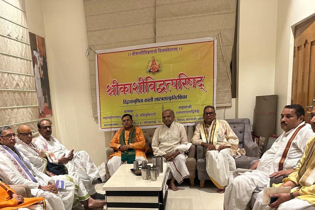 'हर हिंदू को कथा कहने का अधिकार...' इटावा कांड पर काशी विद्वत परिषद की टिप्पणी